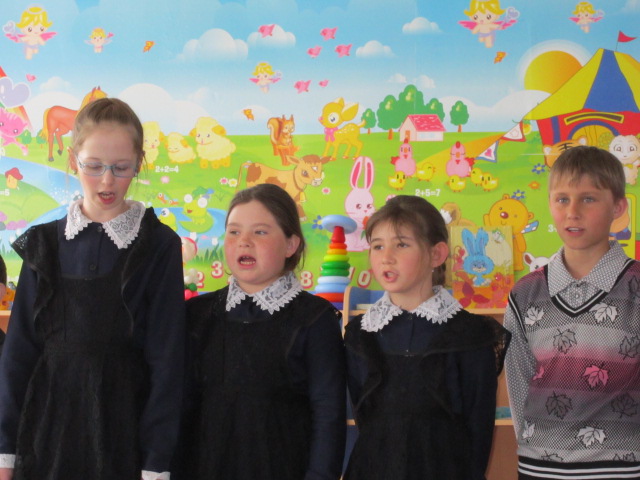 Дети поют песни о войне